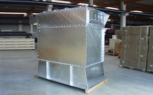Großer, verzinkter Siloaufsatzfilter in quaderförmiger Bauweise, montiert auf einer Palette in einer Werkhalle.