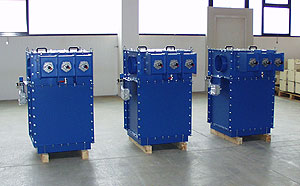 Drei kompakte, blau lackierte Siloaufsatzfilter mit Anzeigen und Anschlüssen, nebeneinander auf Paletten in einer Halle aufgestellt.